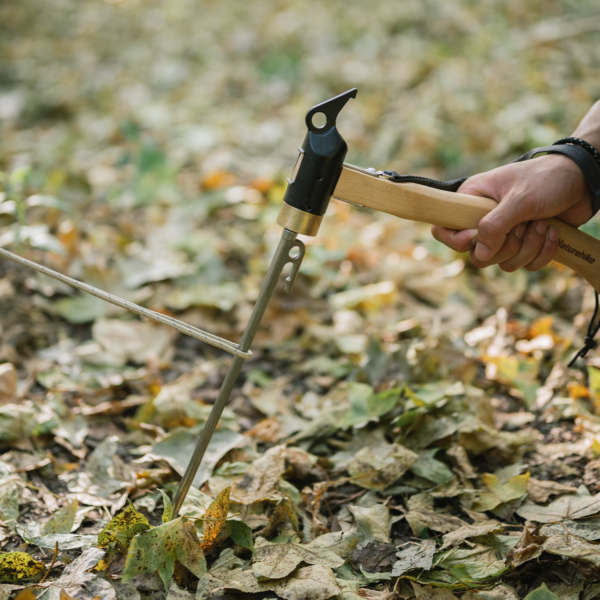 Naturehike Seire-Herramientas, Martillo multifuncional, Martillo de latón con mango de madera maciza para camping al aire libre Martillo de hierro ligero para tienda de viaje Diseño de gancho
